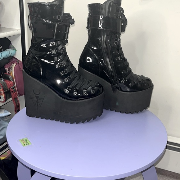 ✨🆕Dolls Kill X Widow BN NEVER WORN!Size 8 SHINY Black Traitor Boots!BNIB!🖤 - Picture 4 of 12